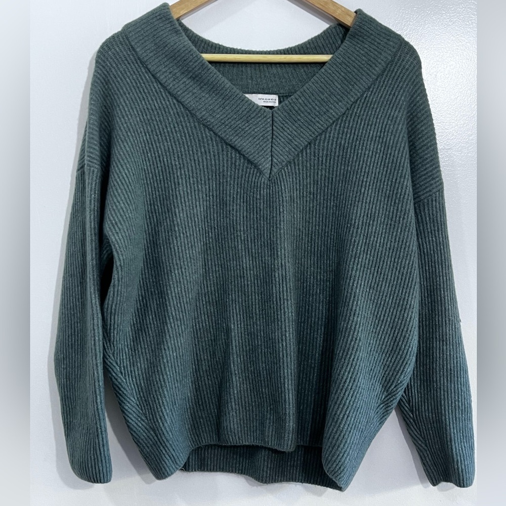 Women's V-Neck Sweater - Green